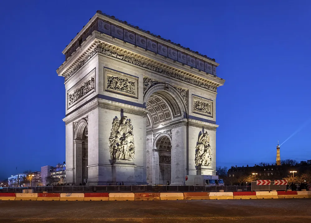 The Arc de Triomphe in Paris at night. Photo: Wilfredor / Wikimedia Commons, CC0.