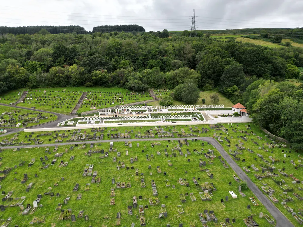 Aberfan cemetery in Wales, with the memorial garden in the middle distance. Photo: Llywelyn2000 / Wikimedia Commons, CC BY-SA 4.0.