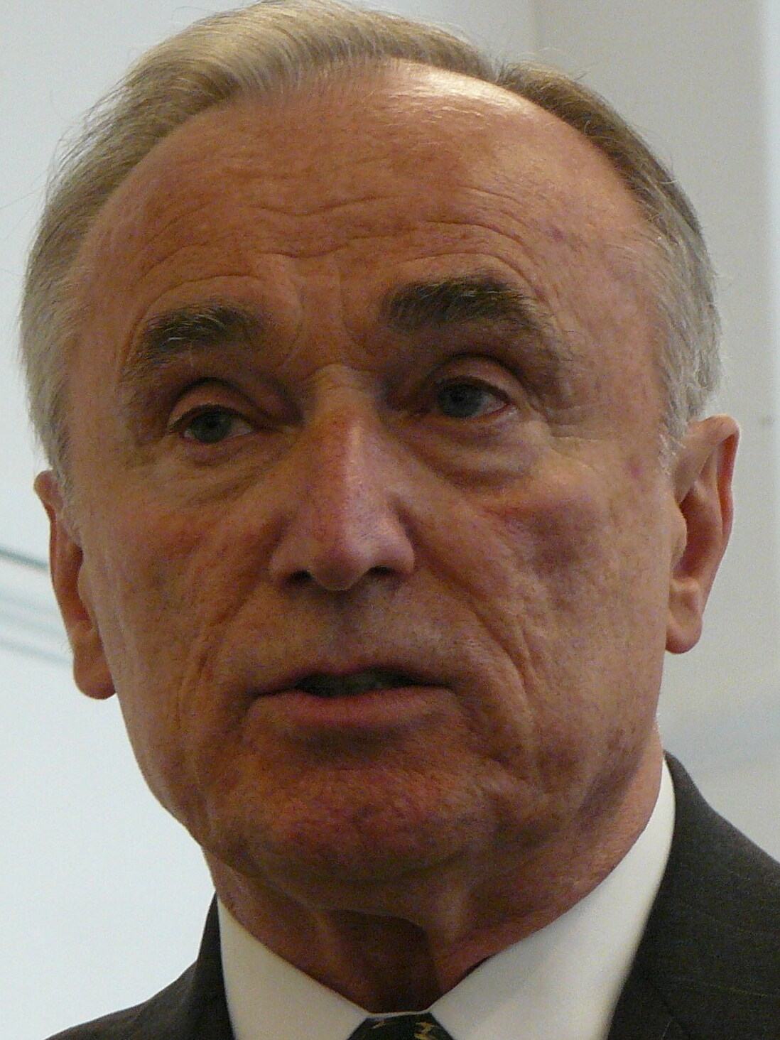 william bratton holding an iphone, 2016